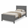 Letto singolo in legno grigio con materasso e cuscino